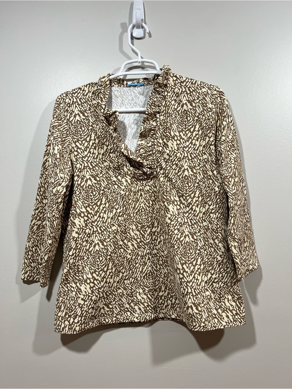 J. McLaughlin Brown and Cream Printed Ruffle V-Neck Blouse Size Large